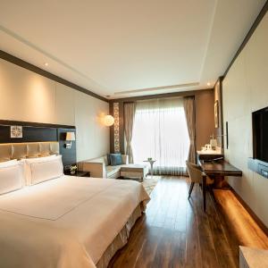 Deluxe King Room Bed with 15% discount on food, beverages, laundry and spa