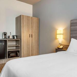 Queen Room - Accessible/Non-Smoking