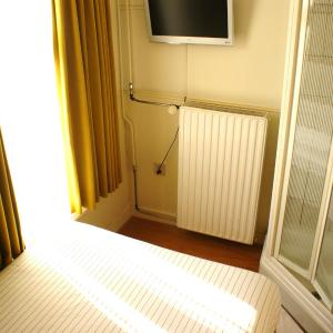 Single Room with Shared Toilet