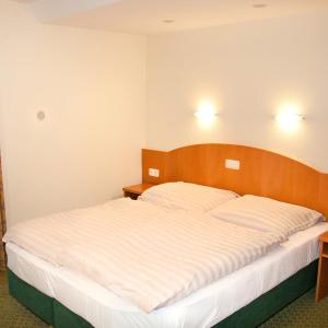 Quintuple Room