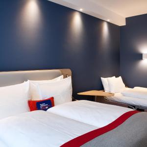 Standard Queen Room with Single Sofa Bed
