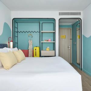 Premium Queen Room with Balcony and Sea View
