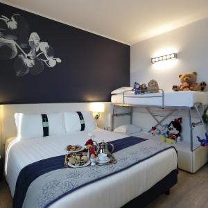 Premium Room with One Queen Bed and One Bunk Bed - Non-Smoking