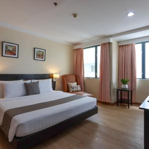 Deluxe Queen Room