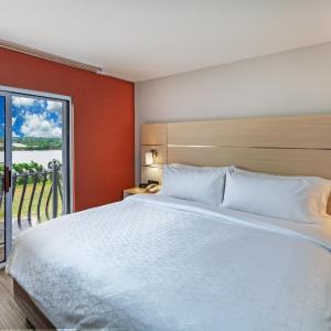 Standard King Room with River View