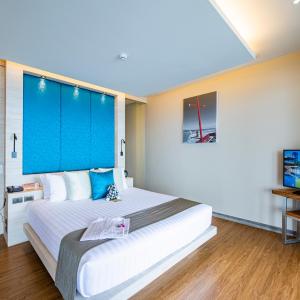 Executive Pool Penthouse with Sea View