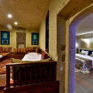 Deluxe Cave Family Suite