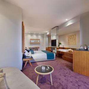 Honeymoon Corner Suite with Sea View