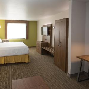 King Room with Hearing Accessible Roll In Shower - Non-Smoking
