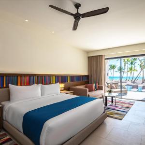 Oceanfront Swim-Up Club Junior Suite