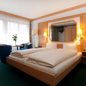 Family Room (2 Adults + 2 Children)