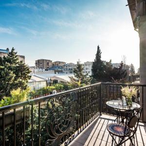 Signature Balcony King Room 