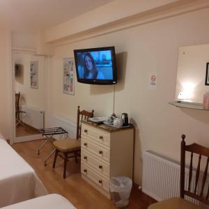 Triple Room (1 Double Bed + 2 Single Beds)