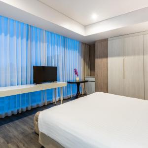 Premium Corner King Room with City View