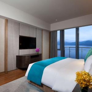 One-Bedroom King Suite with Lake View
