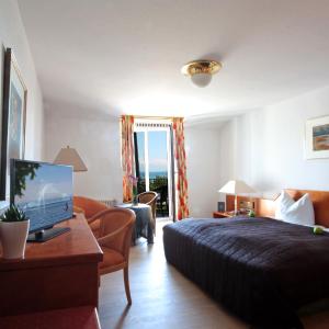 Deluxe Double Room with Balcony and Lake View