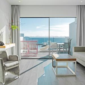 Standard Twin Room with Sea View