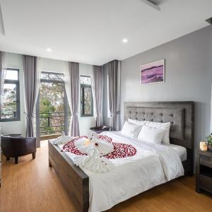 Fantastic King Bed Balcony Garden View