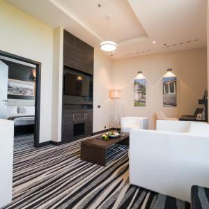 King Suite with City and View Balcony