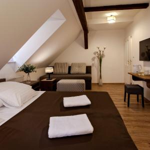 Family Room with Bathroom and Air Conditioning