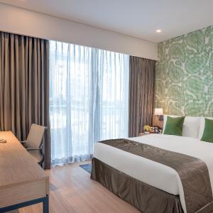 One Bedroom Premier - 20% off on food and soft beverages at restaurant