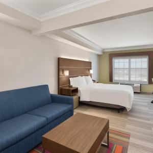 Queen Suite - Mobility Accessible with Tub