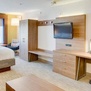 One-Bedroom Queen Suite