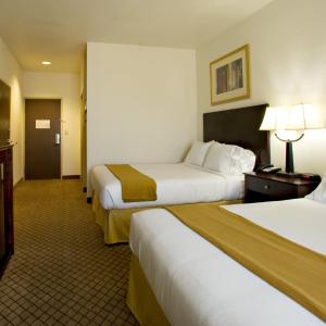 Standard Queen Room with Two Queen Beds and Tub - Accessible