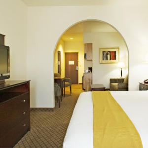 King Suite with Shower - Mobility Accessible