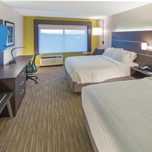 Queen Room with Two Queen Beds - Disability Access with Bath Tub