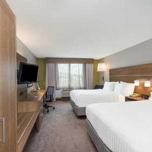 Queen Room with Two Queen Beds - Mobility Access Tub/Non-Smoking
