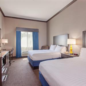 Standard Queen Room with Two Queen Beds and Tub - Communications Accessible