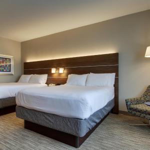 Standard Queen Room with Two Queen Beds and Mobility Accessible Tub