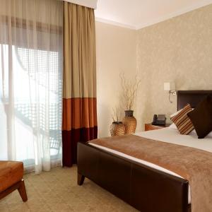 Two-Bedroom Suite with One King and One Queen Bed