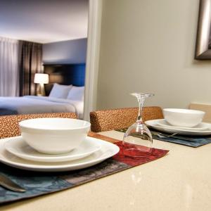 One-Bedroom King Suite with Tub - Mobility Accessible