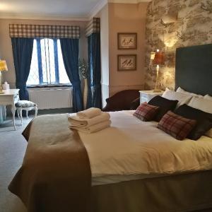Comfy King Room