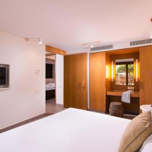 Superior Family Suite with Garden View 