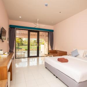 Deluxe Double Room (2 Adults + 1 Child)