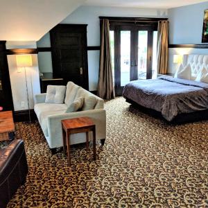 Deluxe King Suite