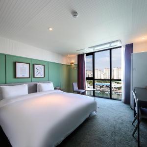 Deluxe Double Room with Side Sea View