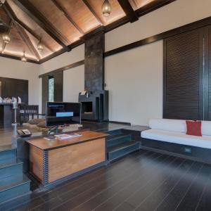 Luxury Pool Villa King Bed Garden View