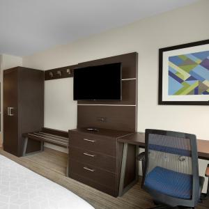 Queen Suite with Two Queen Beds - Mobility Accessible with Tub