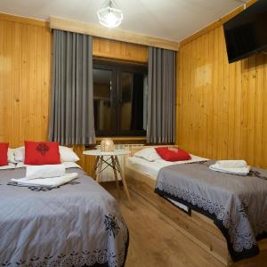 Triple room with private bathroom in the corridor