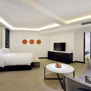 Deluxe Pool View Family Suite