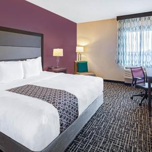 King Room with Bath Tub - Mobility Accessible/Non-Smoking