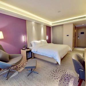 Standard queen size bed room