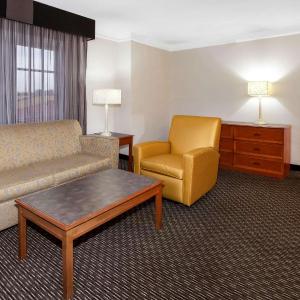 One-Bedroom King Suite - Non-Smoking