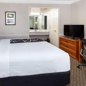 Deluxe Queen Room - Non-Smoking