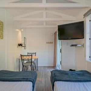 Basic Cabin - Shared Bathroom and Toilet