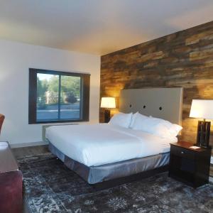King Room with Roll In Shower - Disability Access/Non-Smoking